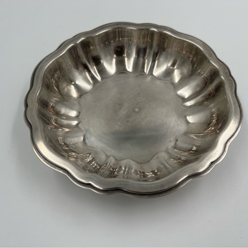 Vintage Oneida U.S.A. silver Plate Scalloped Bowl candy nut Trinket dish 5.75"